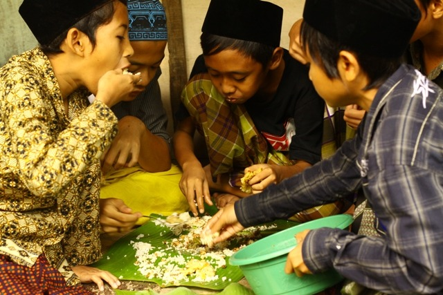 Para santri makan bersama dalam kegiatan GIB