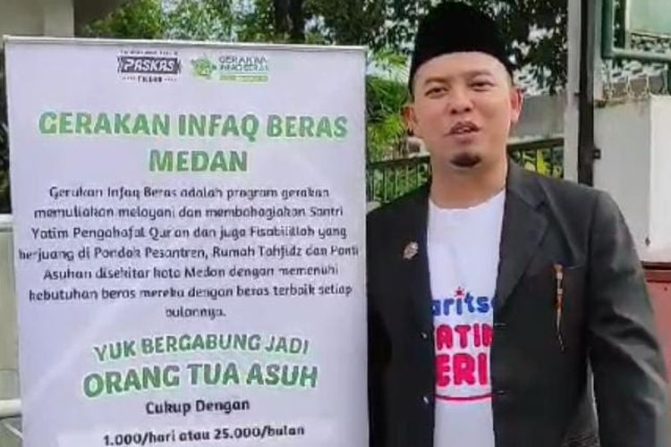 Anggota PASKAS di samping banner Gerakan Infak Beras Medan
